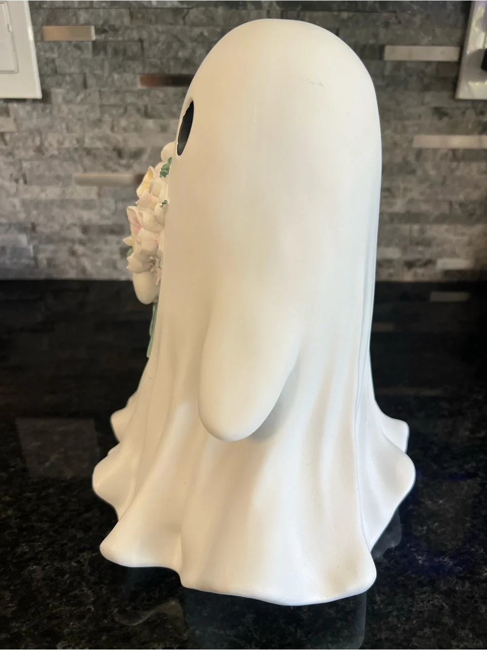 BEAUTIFUL!! Large BRIDAL Ghost Holding Glittery Flower Bouquet… 11 inches tall!!